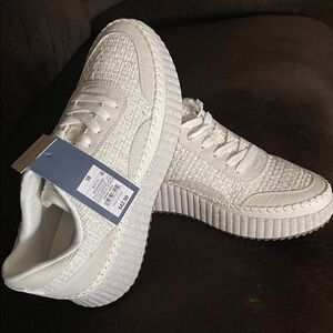 Universal Thread Cream Textured Sneakers